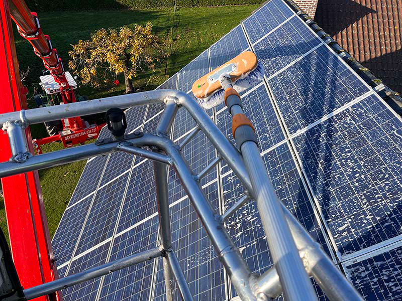 reinigen zonnepanelen verhuur hoogtewerker
